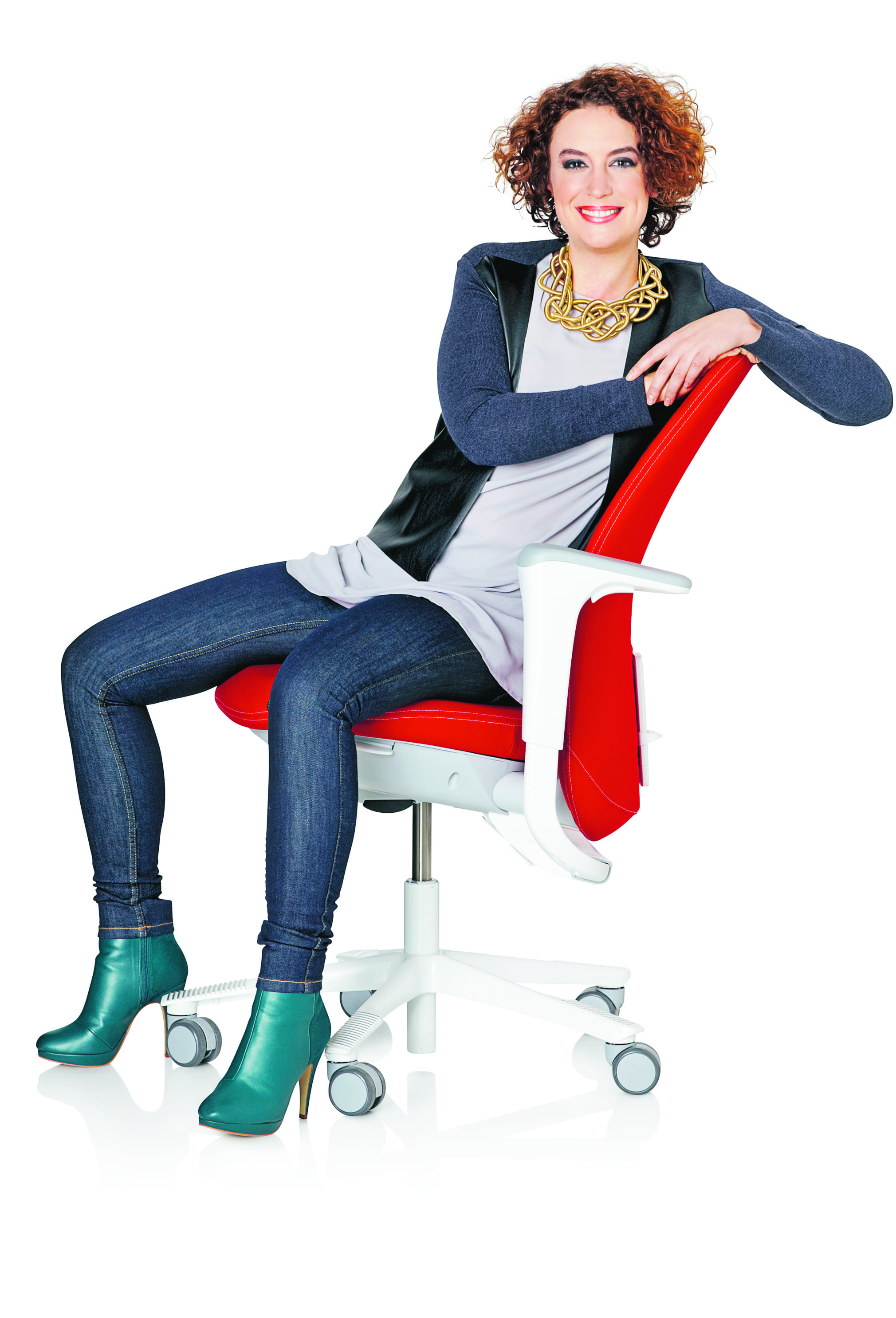 lady enjoying ergonomic sofi chair